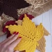 Gehäkeltes Blatt-Platzset, Herbstliche Tischdeko, 17 cm, Polyester, Mehrfarbig