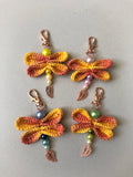 Gehäkelte Libelle Schlüsselanhänger gelb-orange mit Karabinerhaken