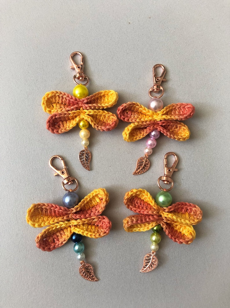 Gehäkelte Libelle Schlüsselanhänger gelb-orange mit Karabinerhaken
