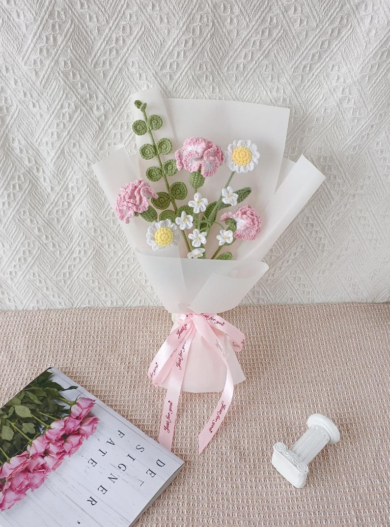 Handgehäkelter Nelkenstrauß, rosa und weiße Blüten