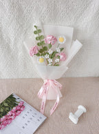 Handgehäkelter Nelkenstrauß, rosa und weiße Blüten