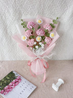Handgehäkelter Nelkenstrauß, rosa und weiße Blüten