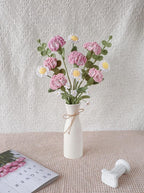 Handgehäkelter Nelkenstrauß, rosa und weiße Blüten