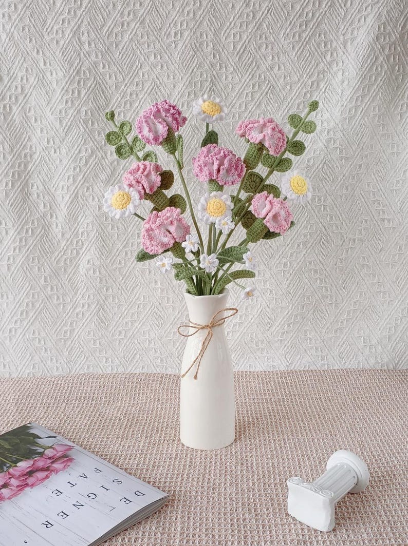 Handgehäkelter Nelkenstrauß, rosa und weiße Blüten