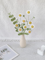 Gehäkelter Gänseblümchenstrauß, 3 Stiele, 9 Blüten, 26-30 cm, mit Vase, handgefertigt