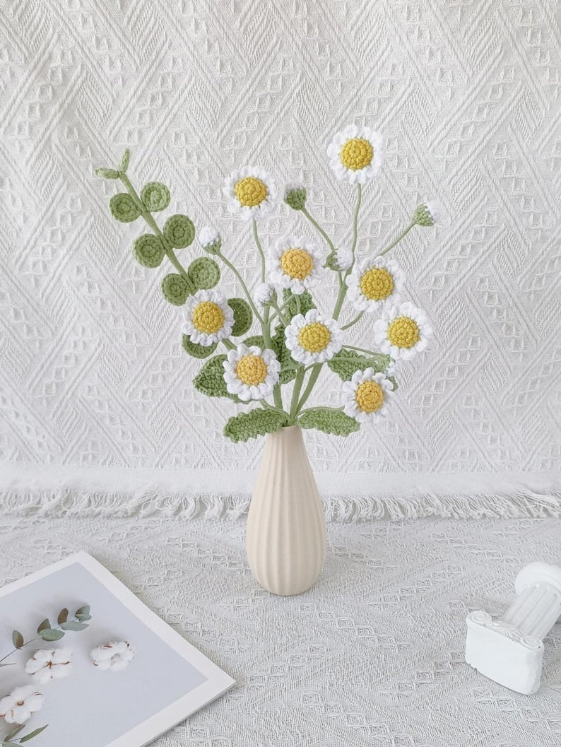 Gehäkelter Gänseblümchenstrauß, 3 Stiele, 9 Blüten, 26-30 cm, mit Vase, handgefertigt