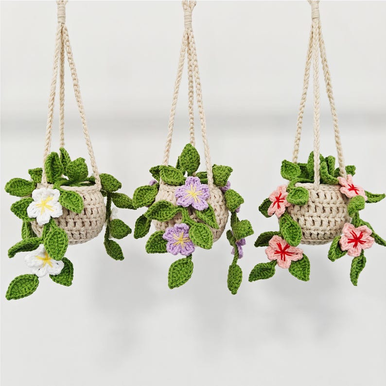 Gehäkelter Blumenkorb mit Kirschblüten, Gänseblümchen, Lavendel, Erdbeeren und Efeutute – Hängekorb für Auto, Zuhause und Büro