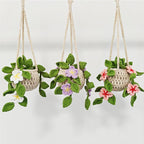 Gehäkelter Blumenkorb mit Kirschblüten, Gänseblümchen, Lavendel, Erdbeeren und Efeutute – Hängekorb für Auto, Zuhause und Büro