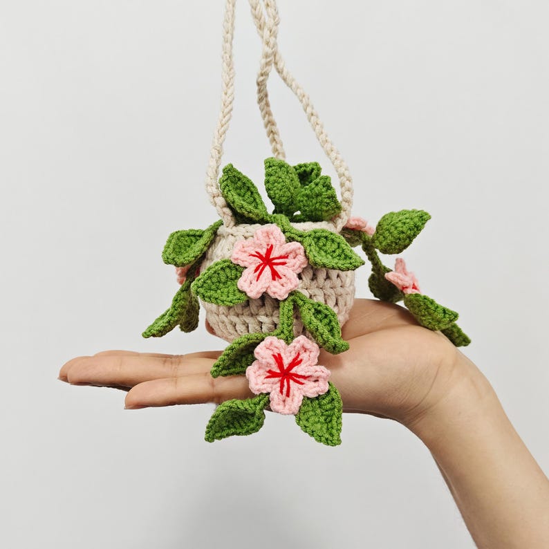 Gehäkelter Blumenkorb mit Kirschblüten, Gänseblümchen, Lavendel, Erdbeeren und Efeutute – Hängekorb für Auto, Zuhause und Büro