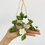 Gehäkelter Blumenkorb mit Kirschblüten, Gänseblümchen, Lavendel, Erdbeeren und Efeutute – Hängekorb für Auto, Zuhause und Büro