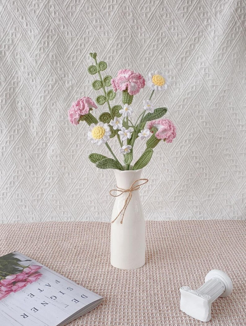 Handgehäkelter Nelkenstrauß, rosa und weiße Blüten
