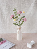 Handgehäkelter Nelkenstrauß, rosa und weiße Blüten