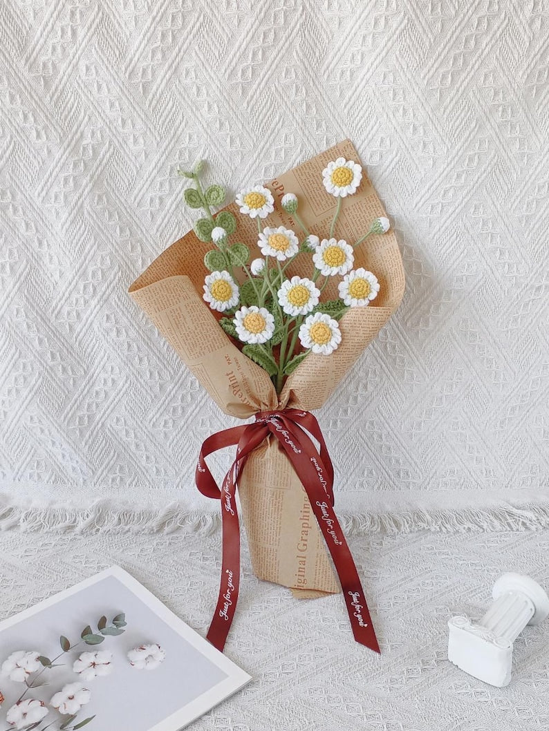 Gehäkelter Gänseblümchenstrauß, 3 Stiele, 9 Blüten, 26-30 cm, mit Vase, handgefertigt