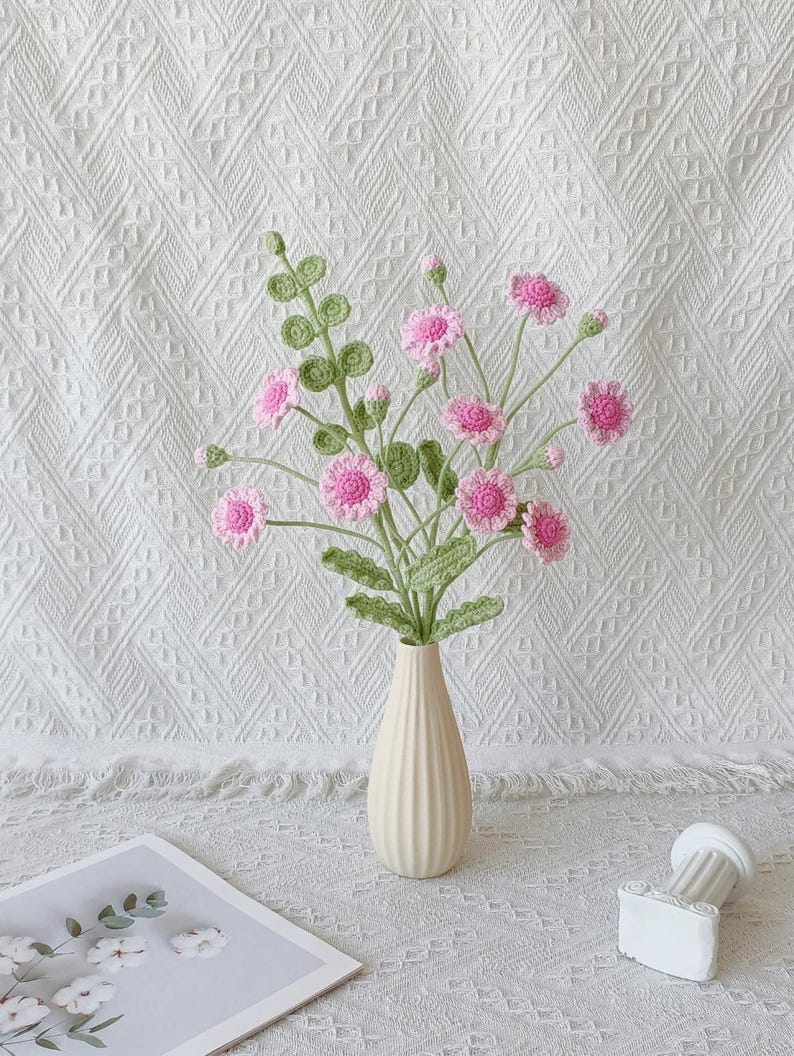 Gehäkelter Gänseblümchenstrauß, 3 Stiele, 9 Blüten, 26-30 cm, mit Vase, handgefertigt