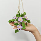 Gehäkelter Blumenkorb mit Kirschblüten, Gänseblümchen, Lavendel, Erdbeeren und Efeutute – Hängekorb für Auto, Zuhause und Büro