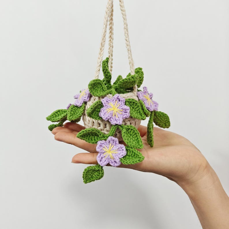 Gehäkelter Blumenkorb mit Kirschblüten, Gänseblümchen, Lavendel, Erdbeeren und Efeutute – Hängekorb für Auto, Zuhause und Büro