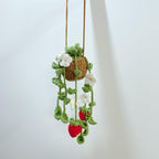 Gehäkelter Blumenkorb mit Kirschblüten, Gänseblümchen, Lavendel, Erdbeeren und Efeutute – Hängekorb für Auto, Zuhause und Büro