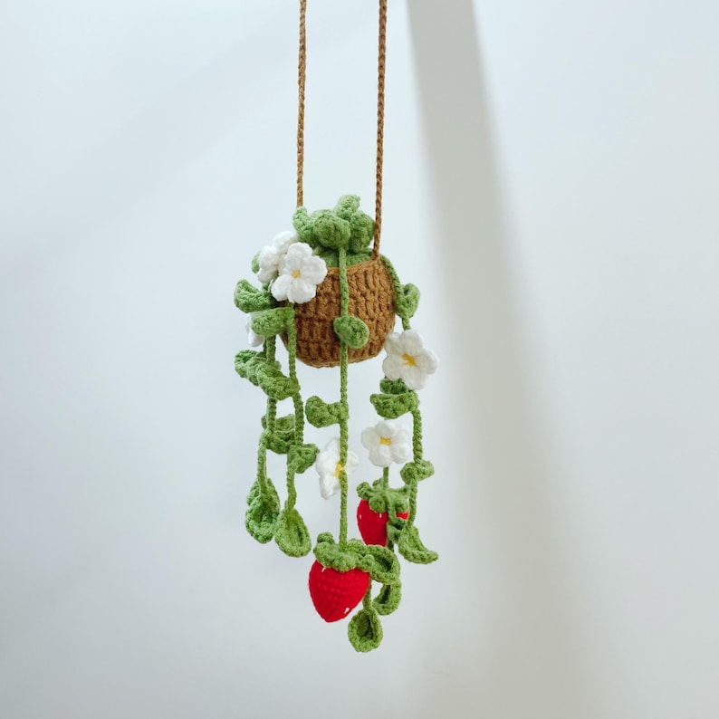 Gehäkelter Blumenkorb mit Kirschblüten, Gänseblümchen, Lavendel, Erdbeeren und Efeutute – Hängekorb für Auto, Zuhause und Büro