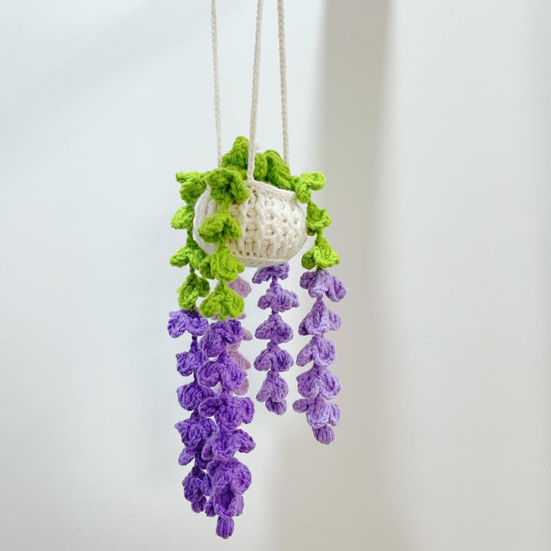 Gehäkelter Blumenkorb mit Kirschblüten, Gänseblümchen, Lavendel, Erdbeeren und Efeutute – Hängekorb für Auto, Zuhause und Büro