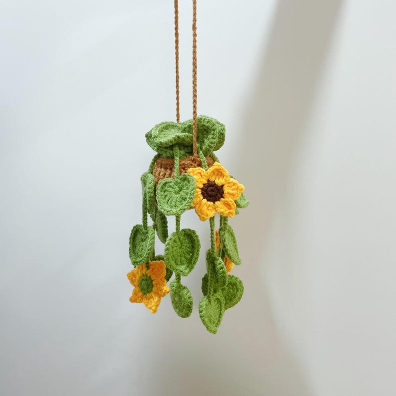 Gehäkelter Blumenkorb mit Kirschblüten, Gänseblümchen, Lavendel, Erdbeeren und Efeutute – Hängekorb für Auto, Zuhause und Büro