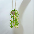 Gehäkelter Blumenkorb mit Kirschblüten, Gänseblümchen, Lavendel, Erdbeeren und Efeutute – Hängekorb für Auto, Zuhause und Büro
