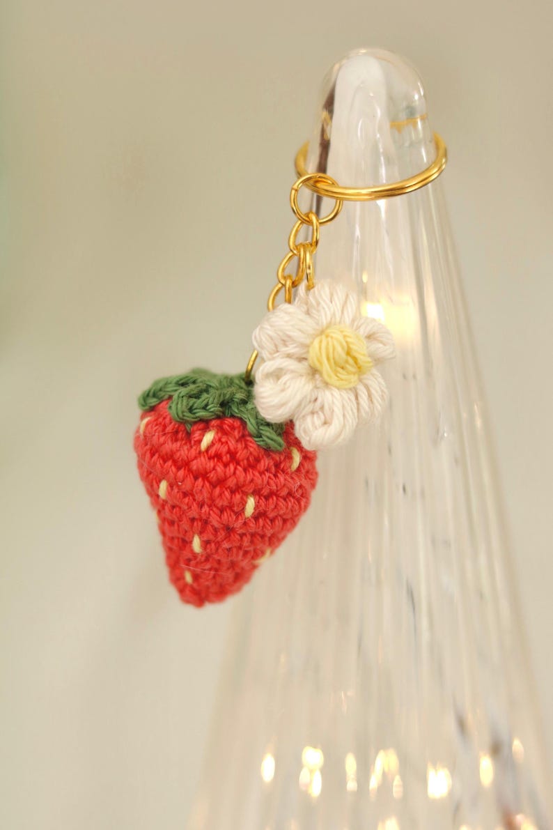 Gehäkelte Erdbeere Schlüsselanhänger Taschenanhänger Amigurumi mit Blume
