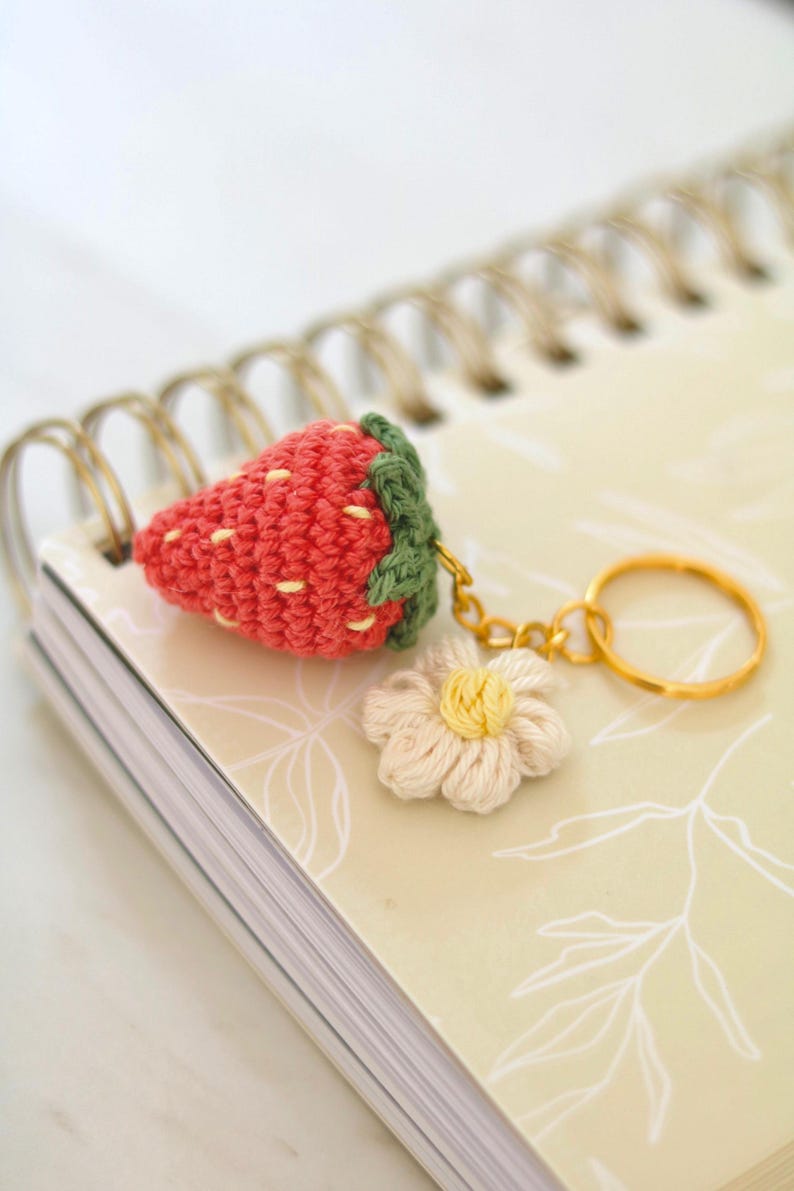 Gehäkelte Erdbeere Schlüsselanhänger Taschenanhänger Amigurumi mit Blume