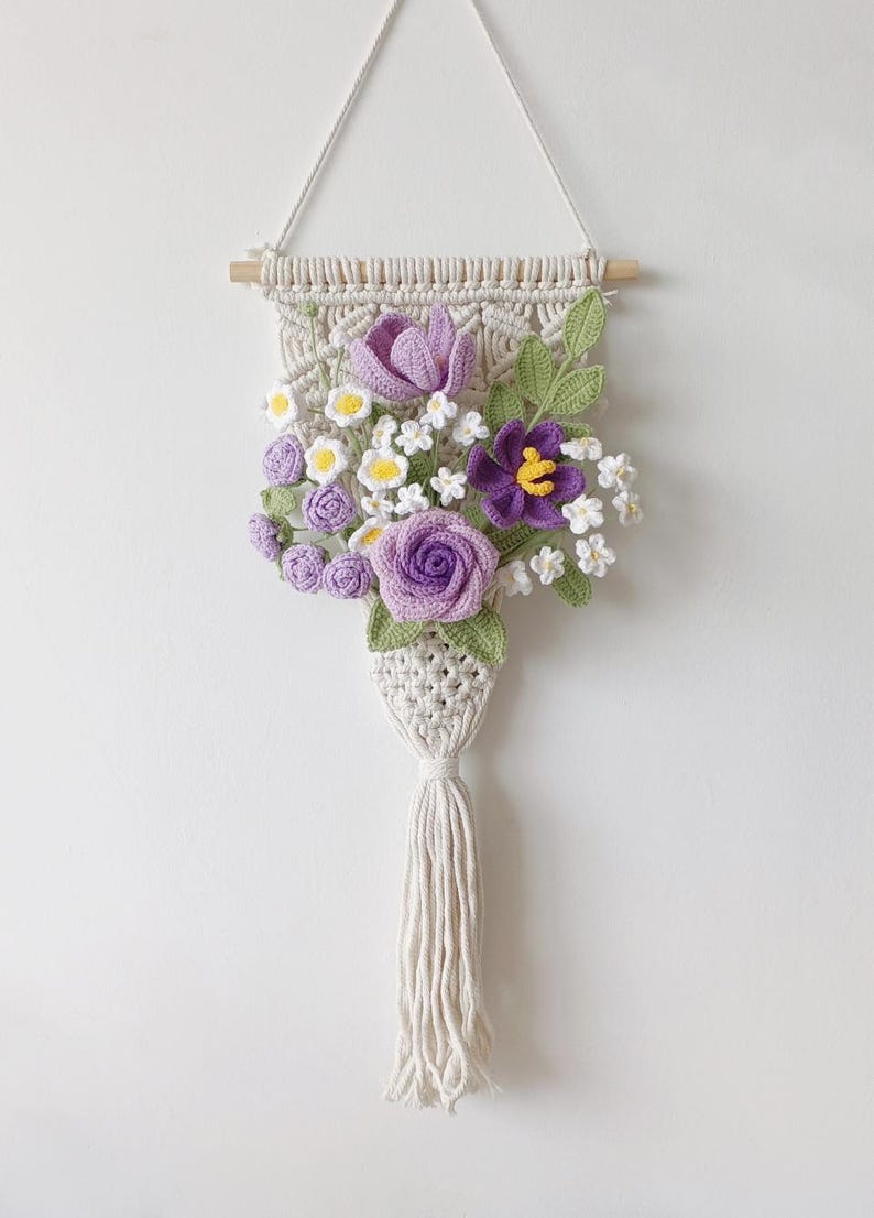 Makramee Wandbehang mit Häkelblumenstrauß, Boho Blumendekor, Lavendel Flieder Creme, 80 cm
