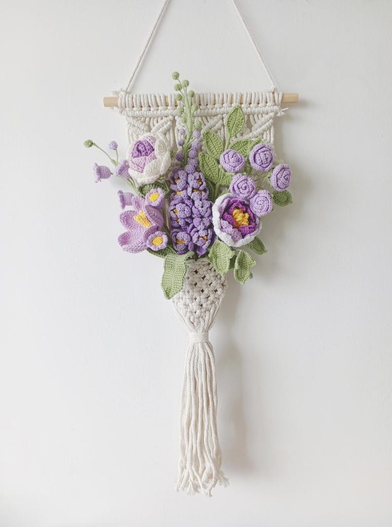 Makramee Wandbehang mit Häkelblumenstrauß, Boho Blumendekor, Lavendel Flieder Creme, 80 cm