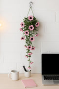 Gehäkelte hängende Blumenranke Wanddekoration Rosa Blüten Garnpflanze