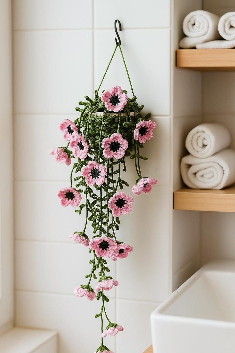 Gehäkelte hängende Blumenranke Wanddekoration Rosa Blüten Garnpflanze