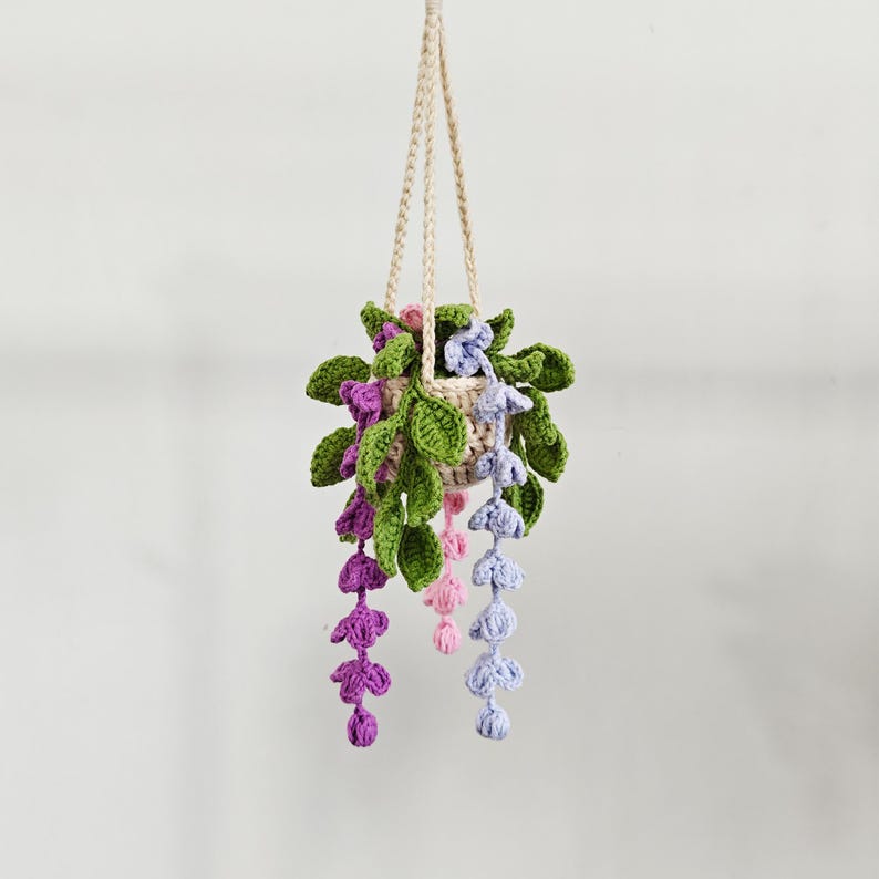 Gehäkelter Blumenkorb mit Kirschblüten, Gänseblümchen, Lavendel, Erdbeeren und Efeutute – Hängekorb für Auto, Zuhause und Büro