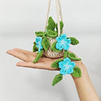 Gehäkelter Blumenkorb mit Kirschblüten, Gänseblümchen, Lavendel, Erdbeeren und Efeutute – Hängekorb für Auto, Zuhause und Büro