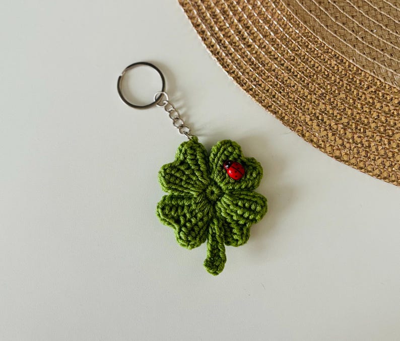 Gehäkelter vierblättriger Kleeblatt-Schlüsselanhänger mit Marienkäfermotiv, 6 cm