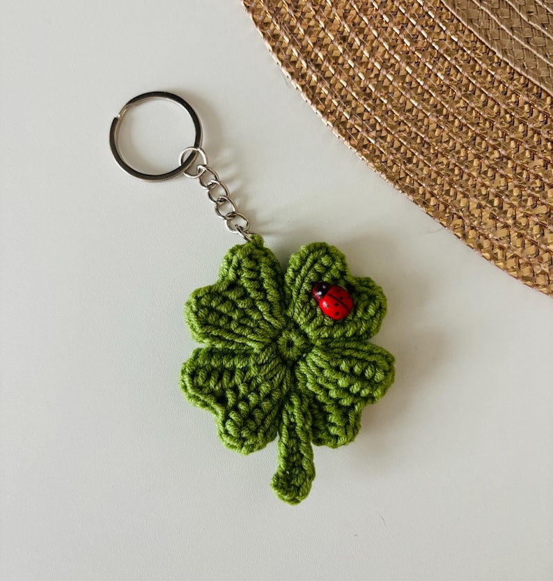 Gehäkelter vierblättriger Kleeblatt-Schlüsselanhänger mit Marienkäfermotiv, 6 cm