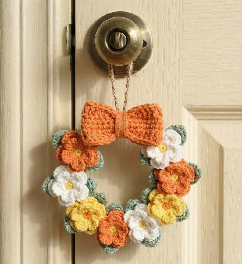 Gehäkelter Mini-Blumenkranz | Frühlingsdekoration | Türschild mit Blumenkranz | Niedliche gehäkelte Wanddekoration