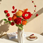 Gehäkelter Sonnenblumen- und Rosenstrauß