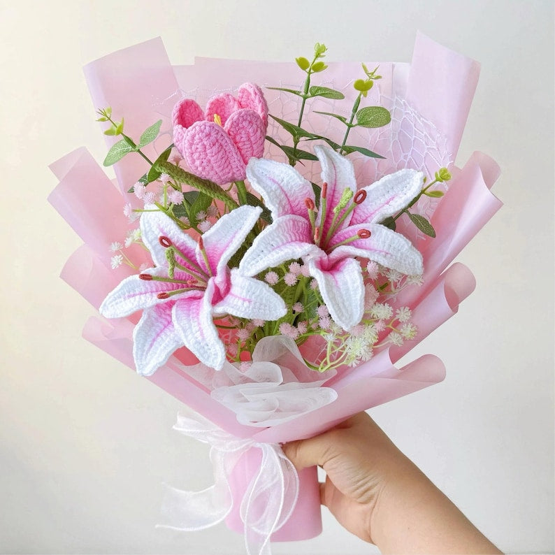 Gehäkelter Lilienstrauß, Rosa Stargazer-Lilien, Handgemachte Garnblumen, 3 Größen