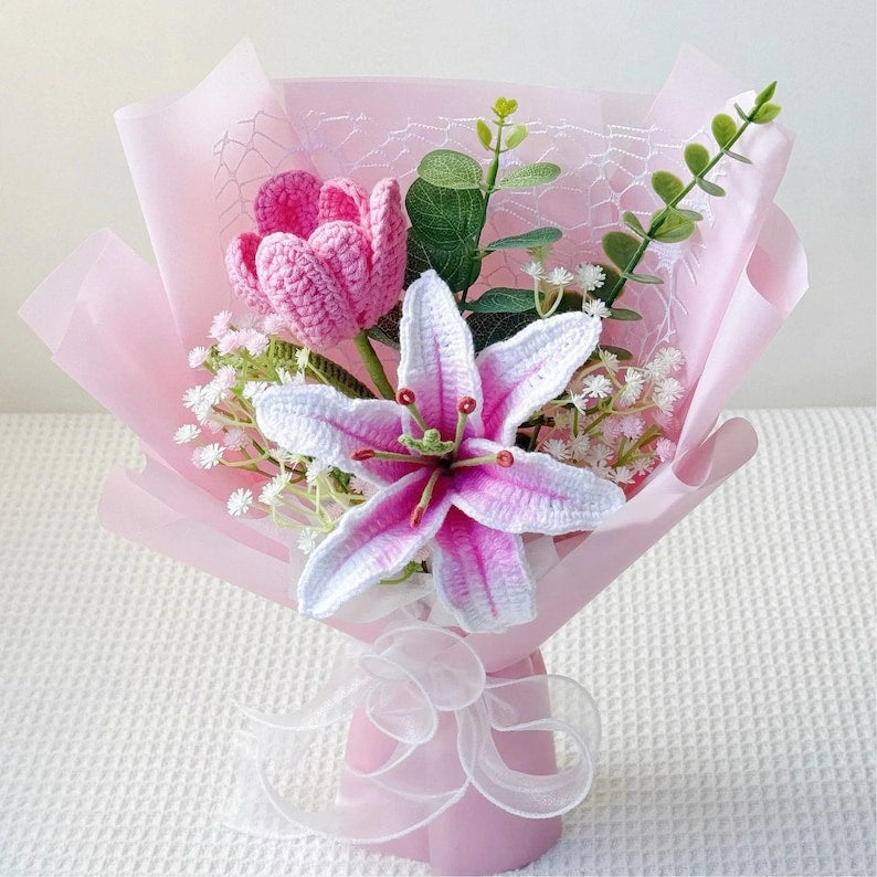 Gehäkelter Lilienstrauß, Rosa Stargazer-Lilien, Handgemachte Garnblumen, 3 Größen