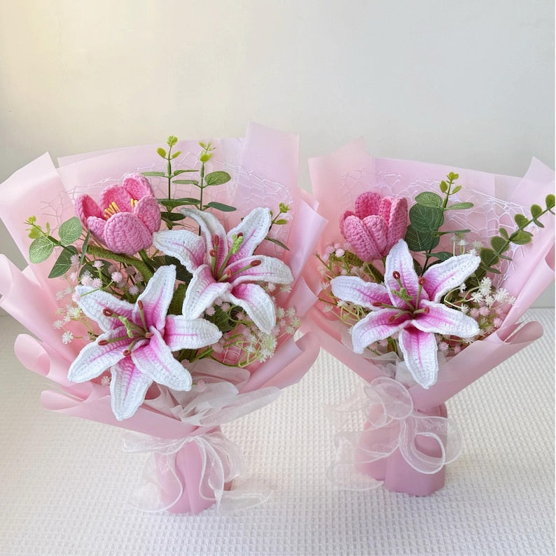 Gehäkelter Lilienstrauß, Rosa Stargazer-Lilien, Handgemachte Garnblumen, 3 Größen