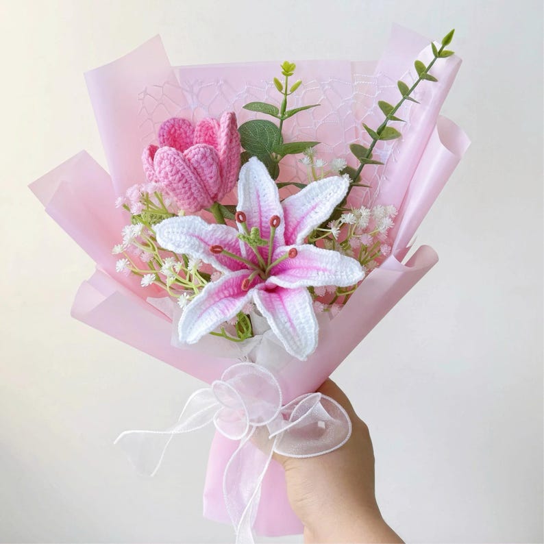 Gehäkelter Lilienstrauß, Rosa Stargazer-Lilien, Handgemachte Garnblumen, 3 Größen