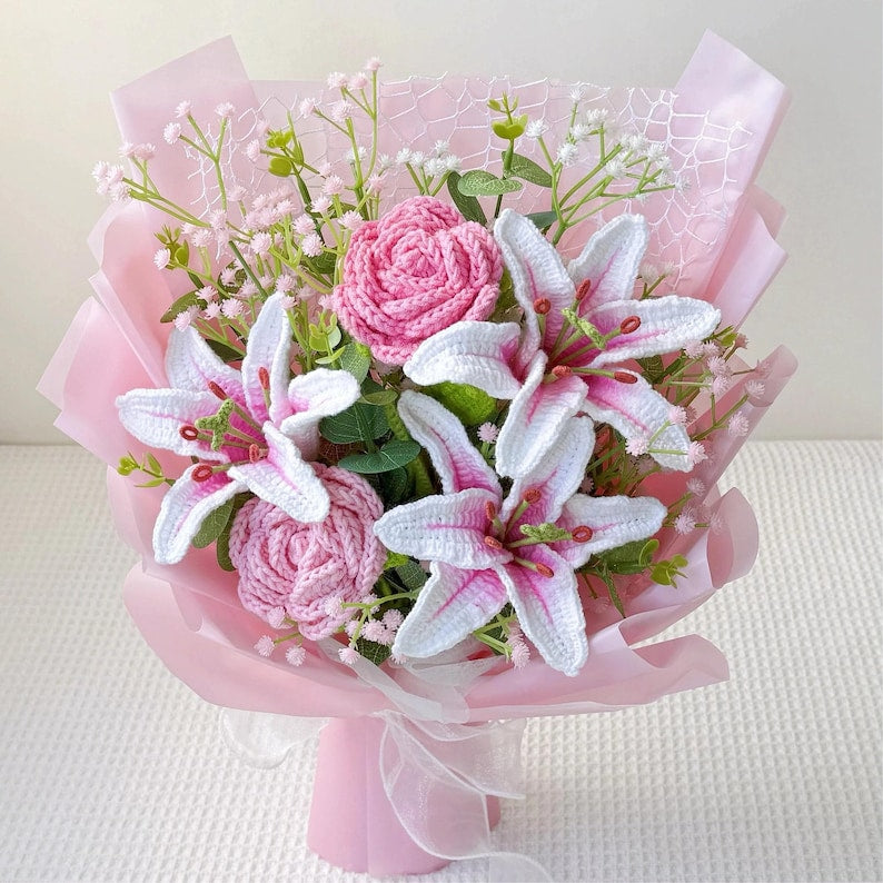Gehäkelter Lilienstrauß, Rosa Stargazer-Lilien, Handgemachte Garnblumen, 3 Größen