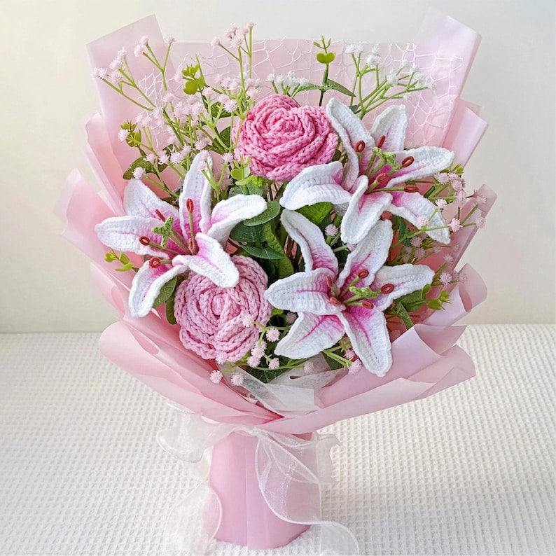 Gehäkelter Lilienstrauß, Rosa Stargazer-Lilien, Handgemachte Garnblumen, 3 Größen