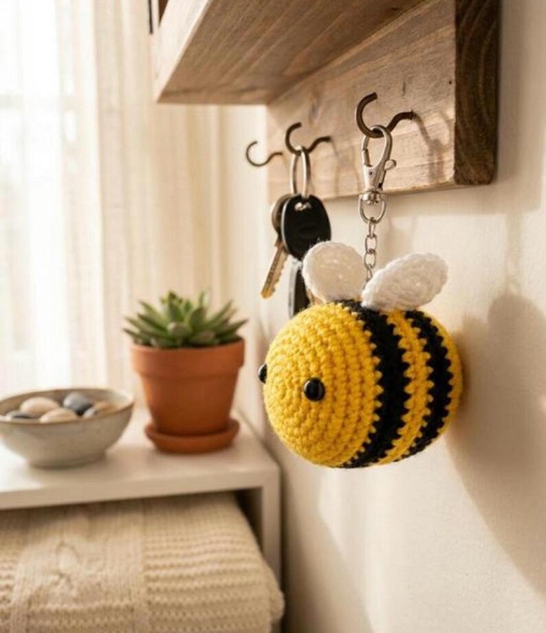 Gehäkelter Schlüsselanhänger Hummel Amigurumi Biene, Handgefertigt, Kawaii Taschenanhänger
