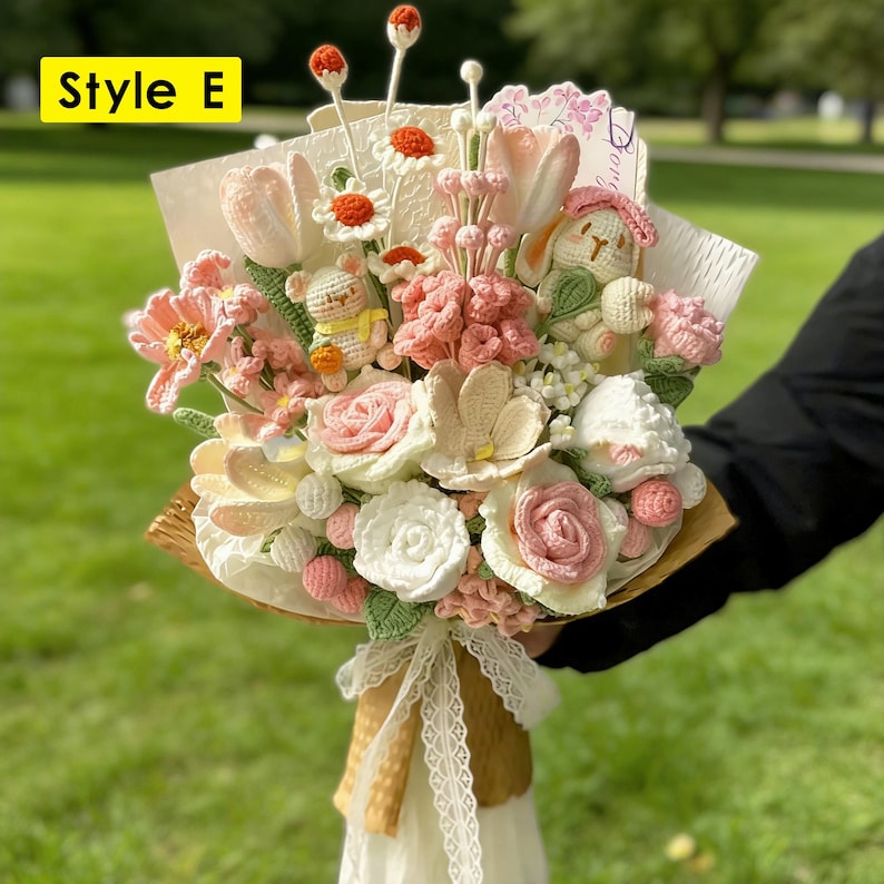 Handgehäkelte Blumensträuße, gestrickte Blumenornamente