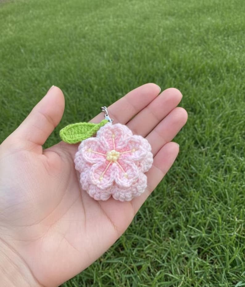 Gehäkelte Blume Schlüsselbund Kirschblüte Taschenanhänger Frühling Accessoire Rosa