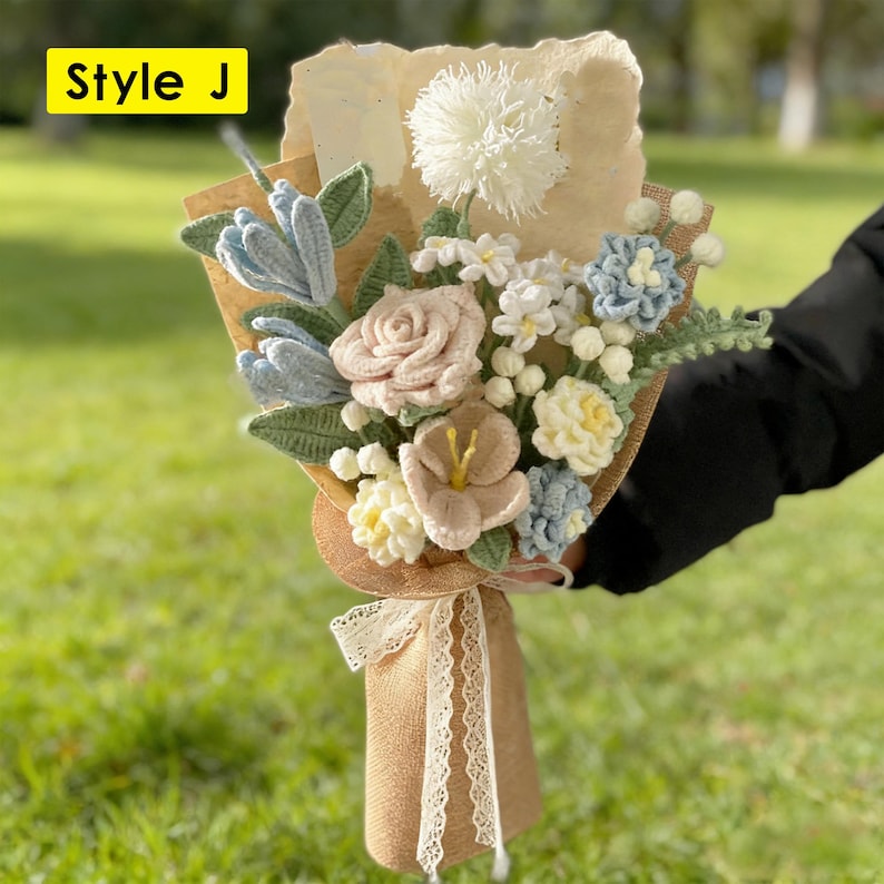 Handgehäkelte Blumensträuße, gestrickte Blumenornamente