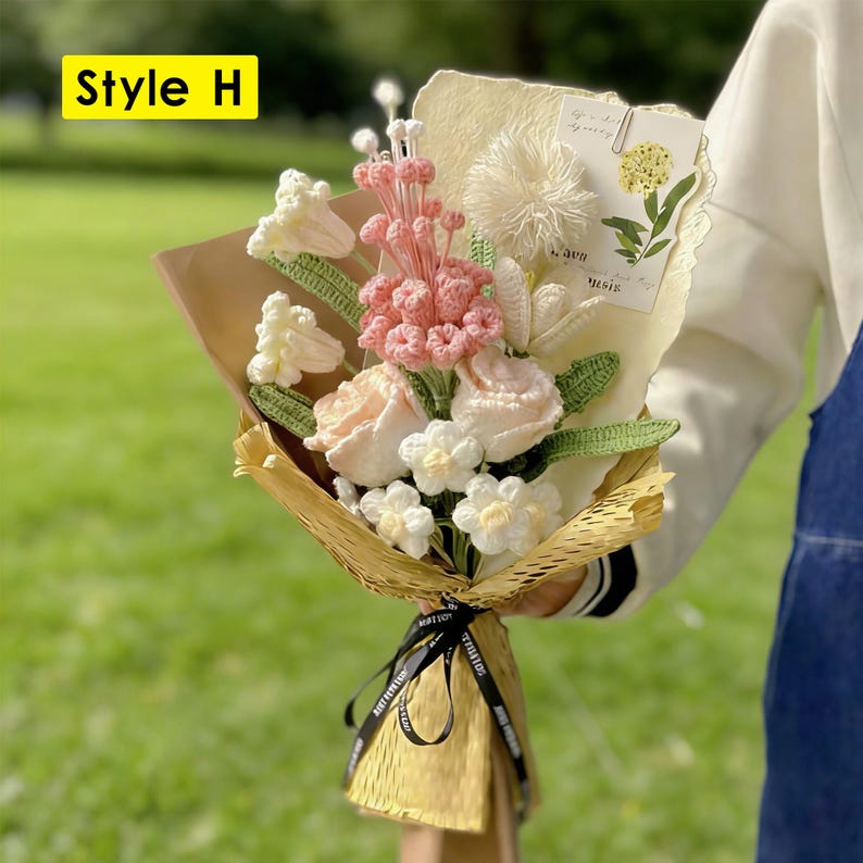 Handgehäkelte Blumensträuße, gestrickte Blumenornamente