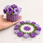 Handgehäkelte Blumenuntersetzer, Mini-Häkelblumenkörbchen und rustikale Schreibtischdekorationen