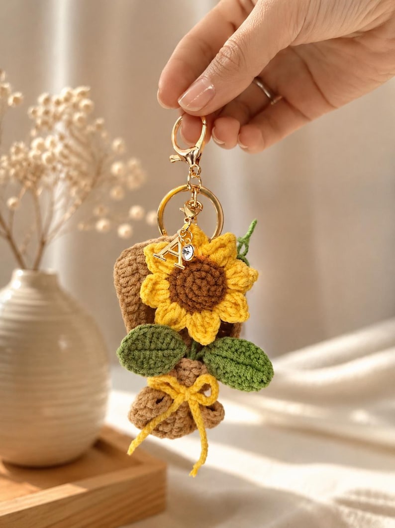 Gehäkelte Blumen-Schlüsselanhänger können als Anhänger oder Schlüsselringe verwendet werden